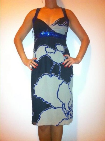 Vestido estampado com alça em paetê